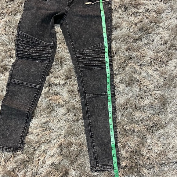 MyStyle women black denim front fly zip, pin tuck detail Jeans. Size 6. Used. - Picture 8 of 12